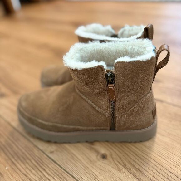 UGG Classic Mini Boots – Size 8, Fur Lined - Picture 3 of 9